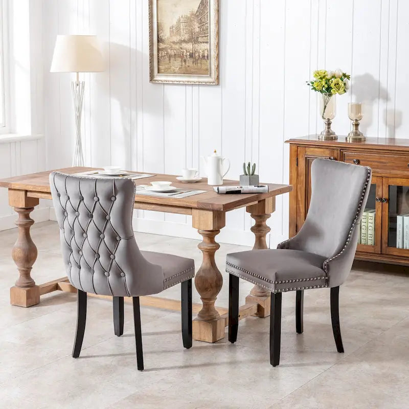 Sedia da pranzo in velluto con schienale ad ali e bordino con borchie - set da 2