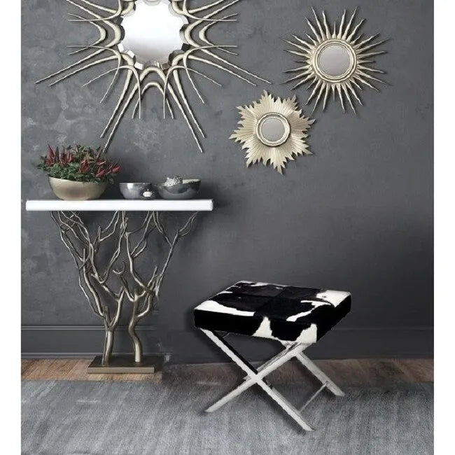 Poltrona pouf in acciaio inox cromato con pelle effetto pelo bianca e nera